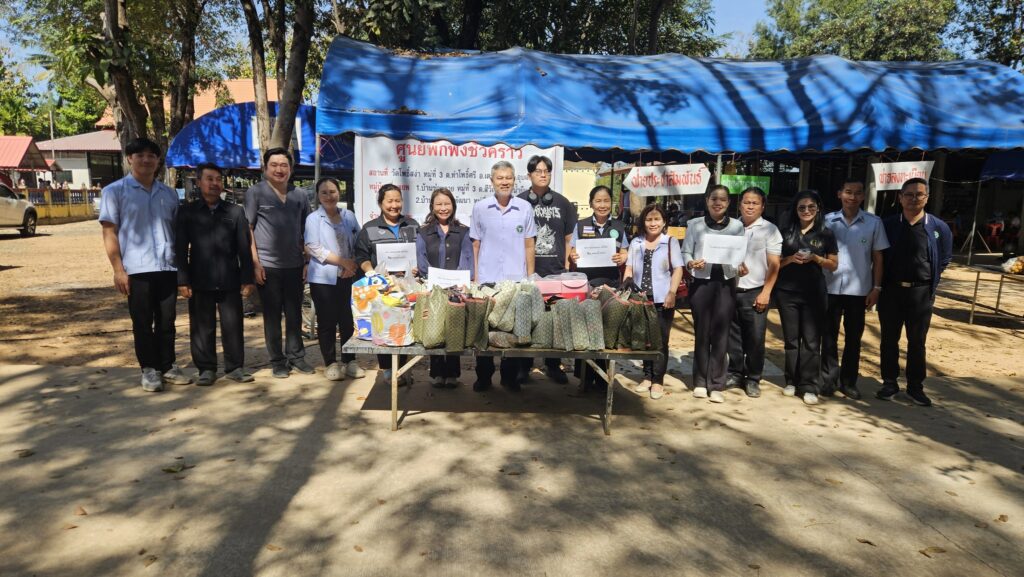 คณะกรรมการบริหารโรงพยาบาลฯ ลงพื้นที่พบปะ เยี่ยม ให้กำลังใจ กลุ่มเปราะบาง ประชาชนและเจ้าหน้าที่ ณ ศูนย์พักพิงชั่วคราว